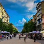 7 Seconds Away From The Main Street, Free Parking
