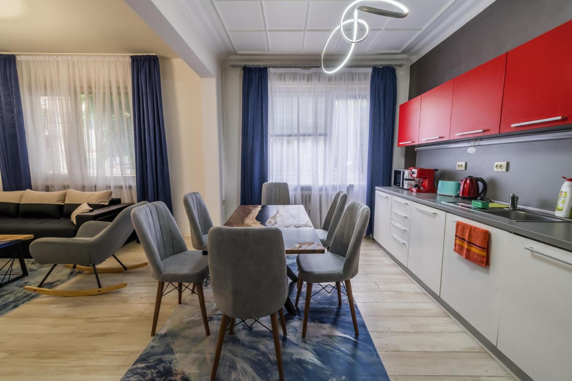 7 Seconds Away From The Main Street, Free Parking Appartement *